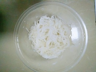4、快手萝卜糕,把萝卜丝加一点点盐,搅拌均匀,腌制出水