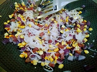 7、快手萝卜糕,腌好的萝卜丝水倒掉,再把萝卜丝倒下去,花生米倒下去,一起搅拌均匀