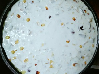 11、快手萝卜糕,再准备一个不粘盆,把底下刷一层油,再把调好的面糊一起倒到不粘盆里