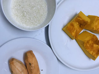 1、红薯南瓜粥,准备削好皮的南瓜，红薯和大米