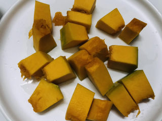 2、红薯南瓜粥,南瓜切成小块