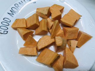 3、红薯南瓜粥,红薯也切小块