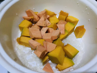 6、红薯南瓜粥,放入红薯