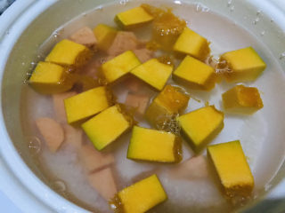 7、红薯南瓜粥,加入适量水