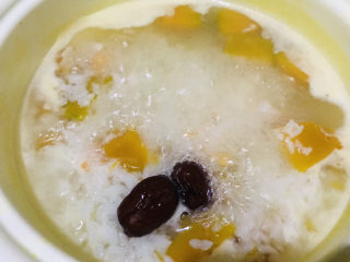 9、红薯南瓜粥,水沸后加入两颗红枣