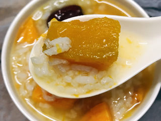 10、红薯南瓜粥,煮至米开即可盛起