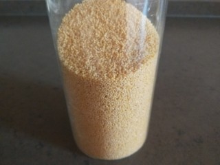 3、鸡蛋小米粥,小米准备好。