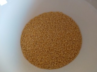 4、鸡蛋小米粥,加小米按照自家的量放入，我3个人的量，一勺米。