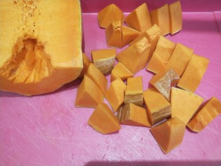 7、鸡蛋小米粥,洗干净只接切成小块。