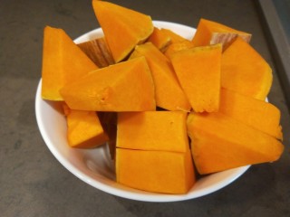 8、鸡蛋小米粥,装入碗中在倒入锅中。