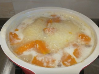 9、鸡蛋小米粥,大火烧开转中小火。