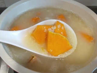 12、鸡蛋小米粥,熬制粘稠度适中。