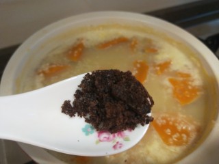 10、鸡蛋小米粥,加入红糖。