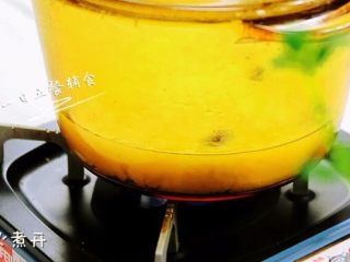 2、红枣梨粥,锅内烧水，水的量是米的8倍，水开后加红枣，下米，大火煮开。