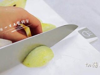 3、红枣梨粥,煮开后转小火20分钟，将雪梨切薄片。