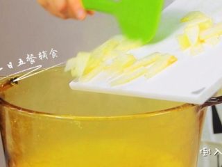 4、红枣梨粥,加入再熬煮10分钟。