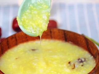 6、红枣梨粥,雪梨切得薄，都融到了粥里，带着浓浓的枣香味，闻着就让人胃口大开，吃过了更不会让你失望。