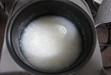1、生滚鱼片粥,大米和清水按电饭煲的提示比例，预约煮一锅白粥