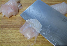 2、生滚鱼片粥,龙利鱼柳提前解冻；将鱼柳顺纹路片成薄片；