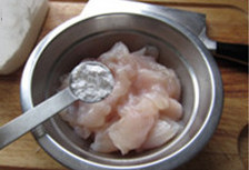 3、生滚鱼片粥,加入1/2小勺盐、1/2小勺糖、1/2小勺鸡精和1小勺料酒，抓匀；再加入1小勺干淀粉，抓匀；最后加入1小勺生油，抓匀；腌制5分钟左右