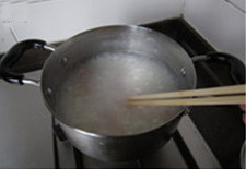 5、生滚鱼片粥,下入鱼片，并用筷子轻轻划散，压入粥中