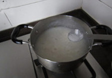 6、生滚鱼片粥,鱼片变色后可以在加入适量盐调味；加入鸡精调味