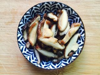 4、长寿面&生日面,泡软后切丝备用