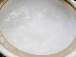 4、菜心肉末粥,砂锅装入八分满的水。煮开