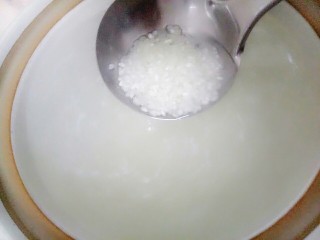 5、菜心肉末粥,水开后放入珍珠米用勺子搅拌一下防黏底