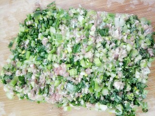 8、菜心肉末粥,将菜心和肉末用刀再一起剁细些