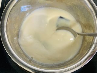 3、红糖马拉糕,放到电磁炉上小火加热至红糖快融化。