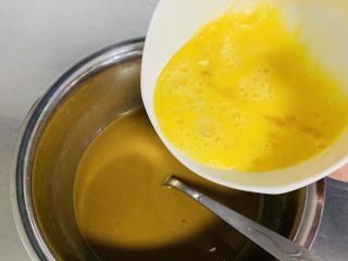 4、红糖马拉糕,融化好的红糖水凉凉，加入蛋液搅拌均匀。