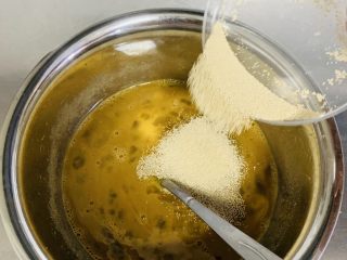 5、红糖马拉糕,加入酵母粉，再次搅拌均匀。
