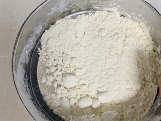 6、红糖马拉糕,面粉一定要过筛。