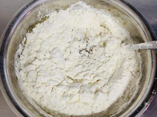 7、红糖马拉糕,将过筛的面粉加入到液体中搅拌成糊状。