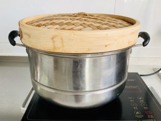 12、红糖马拉糕,凉水入锅，水开计时30分钟，我加了竹子蒸盖，放置水蒸气滴入面糊中。