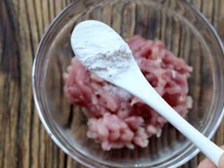 6、青椒炒肉,加半勺淀粉