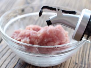 9、青椒炒肉,再倒入少许油