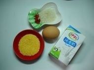1、牛奶玉米粥,准备好各种食材