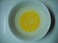 2、牛奶玉米粥,玉米渣稍泡