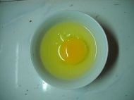 3、牛奶玉米粥,鸡蛋打在碗中