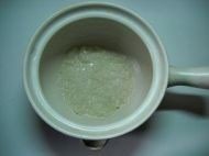 4、牛奶玉米粥,大米洗净 倒入锅中