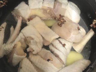 2、馋嘴川味口水鸡,2：锅里加冷水，加入姜片，花椒，料酒，桂皮和香叶，加盖煮开10分钟，关火再焖10分钟。一定要冷水下锅，这样的鸡肉煮出来嫩，肉不老；