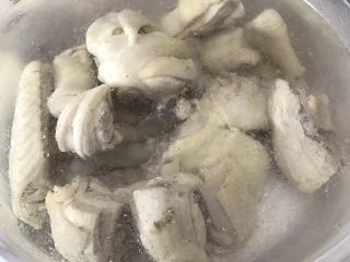 3、馋嘴川味口水鸡,把煮好的鸡肉捞出，泡在冰水里，大概20分钟-30分钟，泡的时候可以放冰箱里，让水保持冰冷；煮鸡肉的水，先不要倒掉；