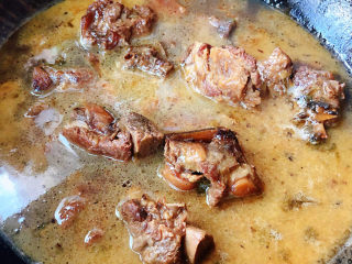 2、香菇排骨粥,锅中倒入清水放入排骨、姜片、花椒、八角再放入调味料蚝油、一品鲜酱油、料酒、糖大火煮至排骨入味八成熟即可