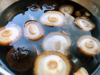 3、香菇排骨粥,香菇去蒂洗净在开水中焯水煮熟后立即放入冷水中冲凉再沥干水份备用