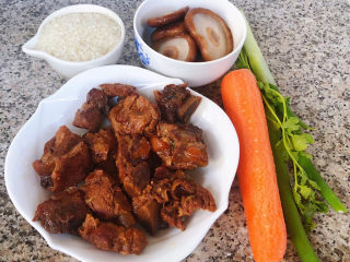 4、香菇排骨粥,准备原材料排骨、香菇、大米、胡萝卜、香菜、葱