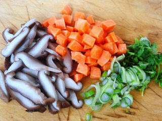 5、香菇排骨粥,香菇切片胡萝卜切丁香菜和葱切粒