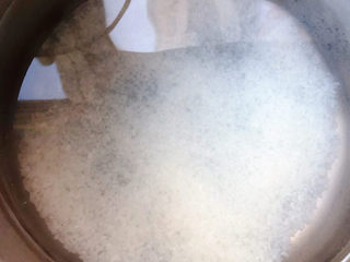 6、香菇排骨粥,大米发入锅中淘洗干净添加适量清水大火煮起来