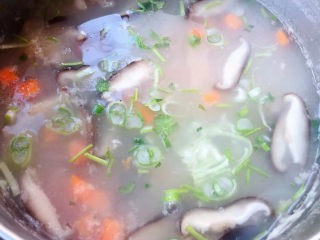 9、香菇排骨粥,最后放入盐调味均匀撒上葱花和香菜提鲜即可出锅享用